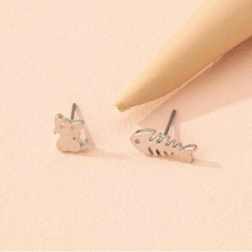 🦴🐱Cat & Fish Bone Earrings NWT - Picture 7 of 10